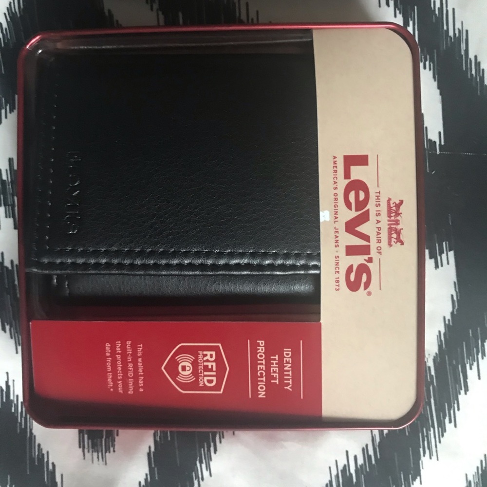 Levi’s men’s wallet.